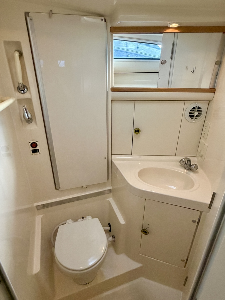 1996 Carver 310 Mid Cabin Express