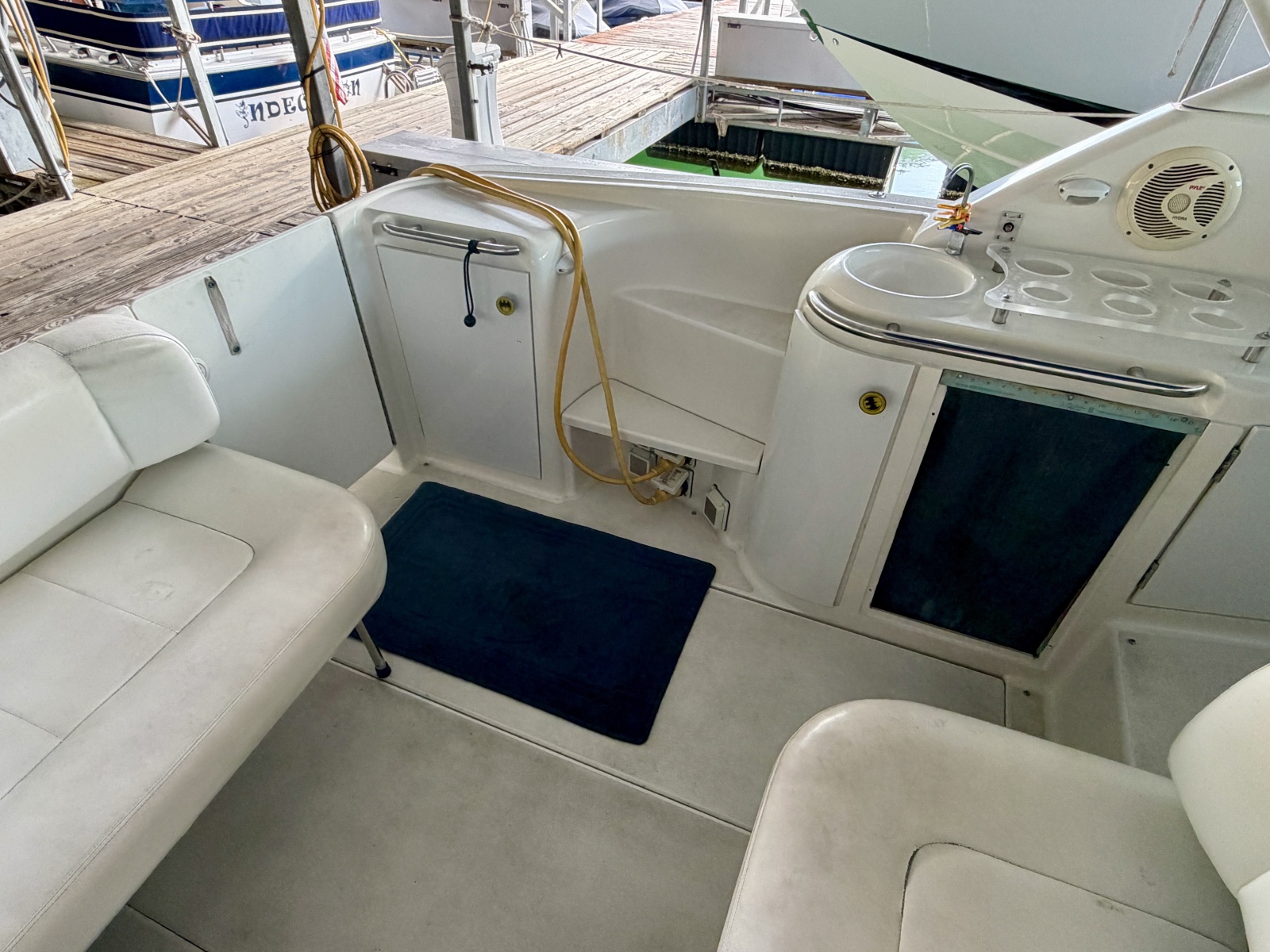 1996 Carver 310 Mid Cabin Express