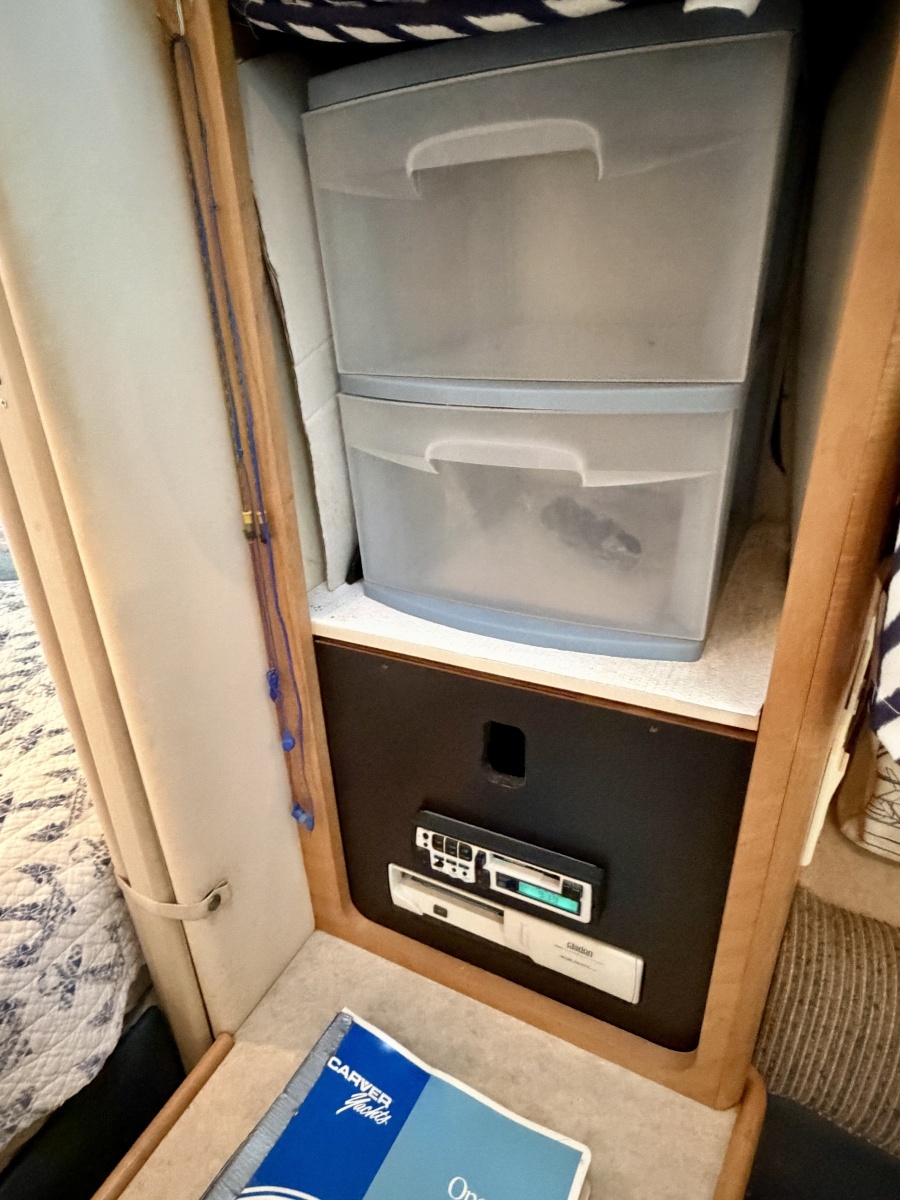 1996 Carver 310 Mid Cabin Express