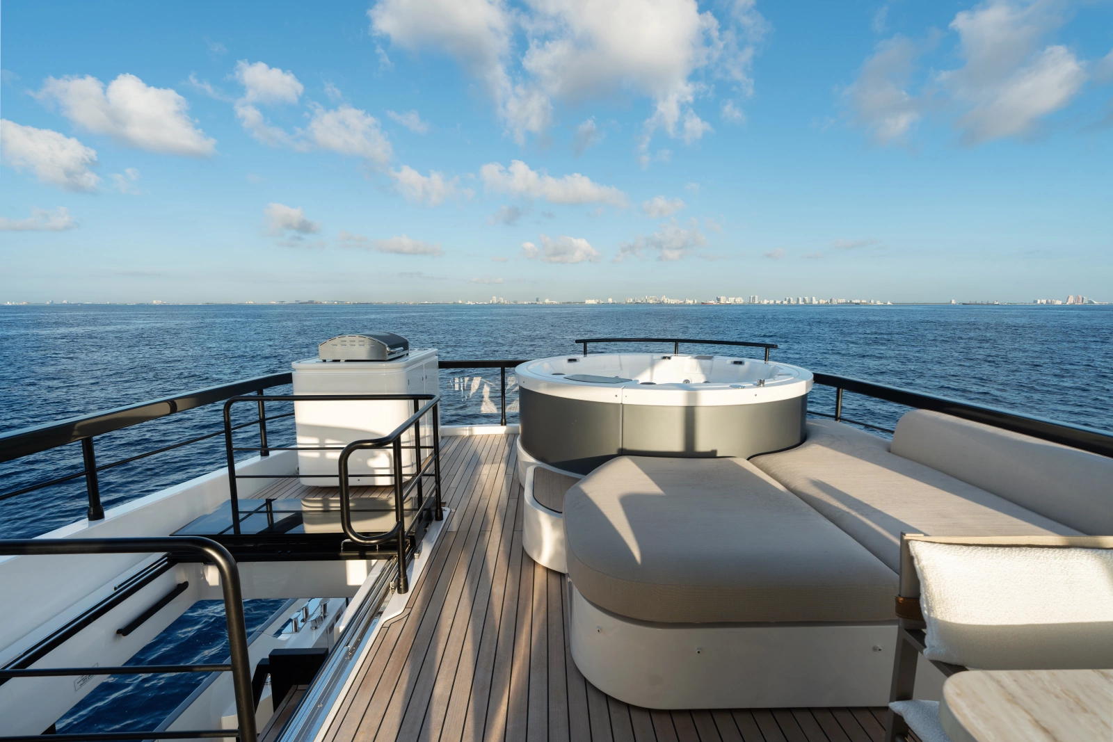 82ft Azimut Yacht For Sale