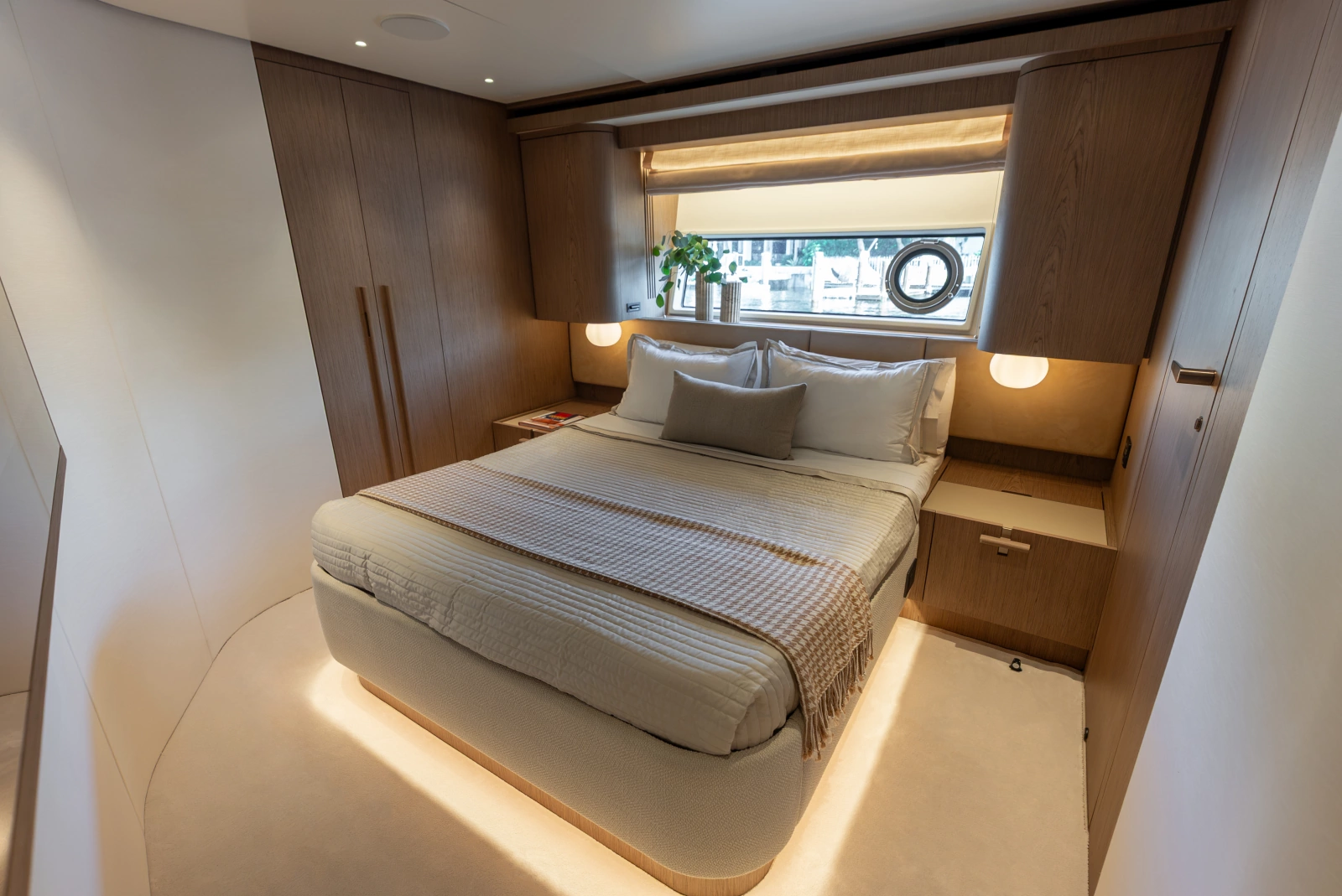 82ft Azimut Yacht For Sale