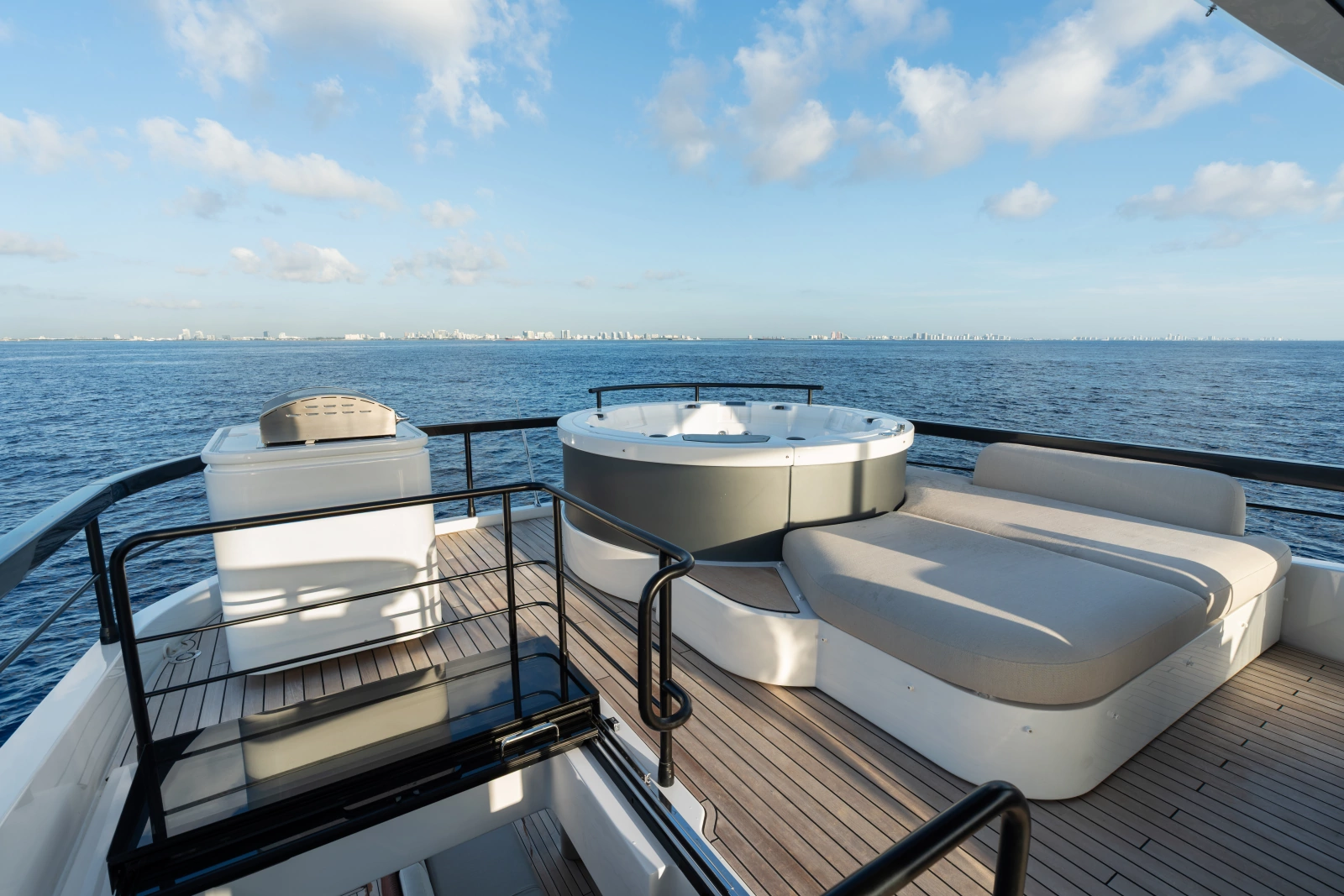 82ft Azimut Yacht For Sale