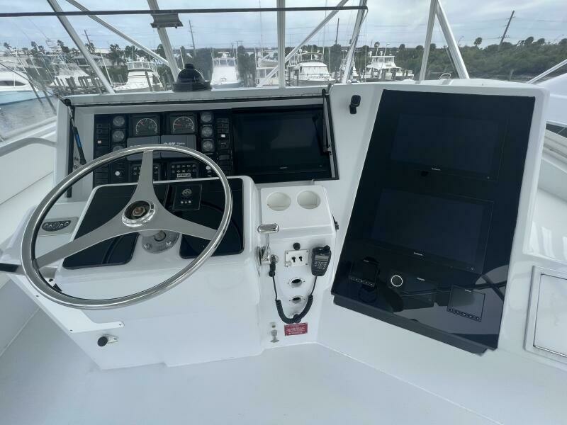 Hatteras SF Down Time - Helm