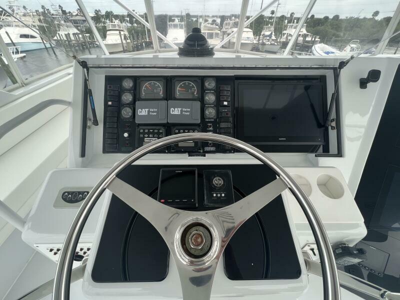 Hatteras SF Down Time - Helm