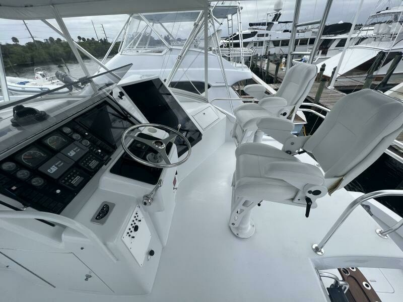Hatteras SF Down Time - Helm