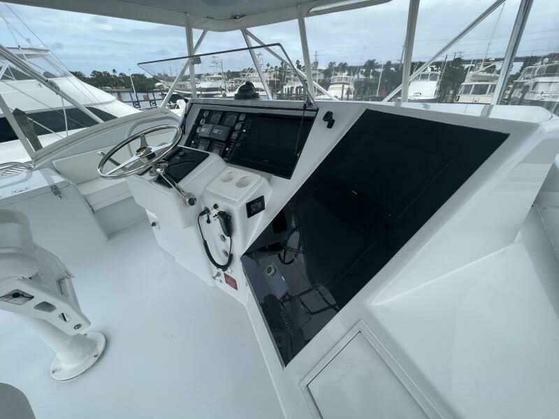 Hatteras SF Down Time - Helm