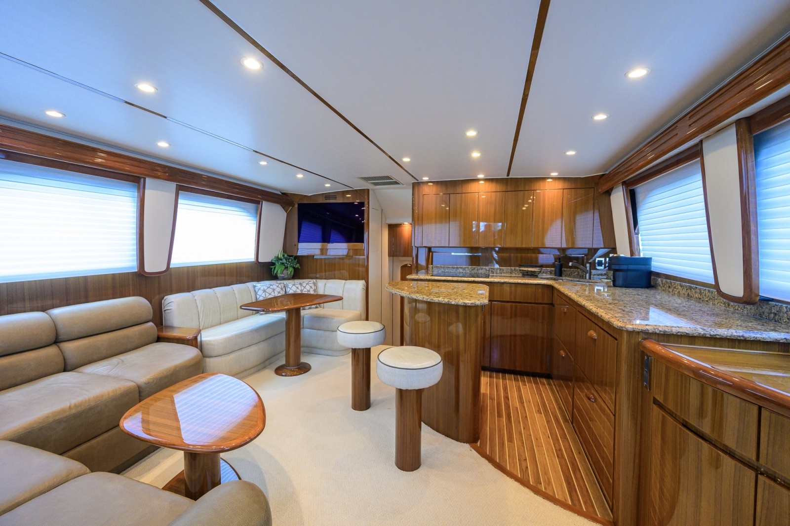 Viking 50 GETTIN' REEL - Salon & Galley