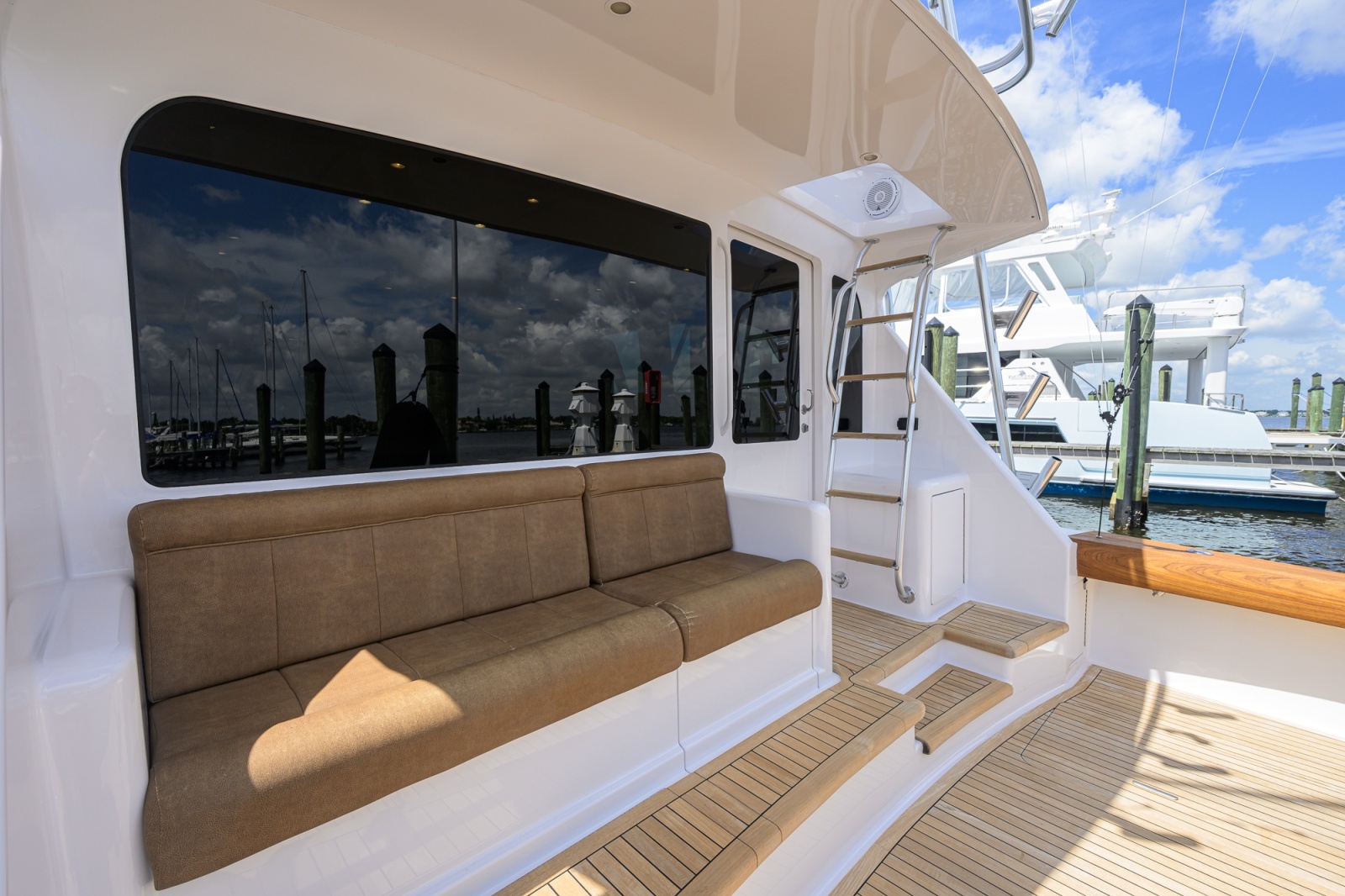 Viking 50 GETTIN' REEL - Cockpit
