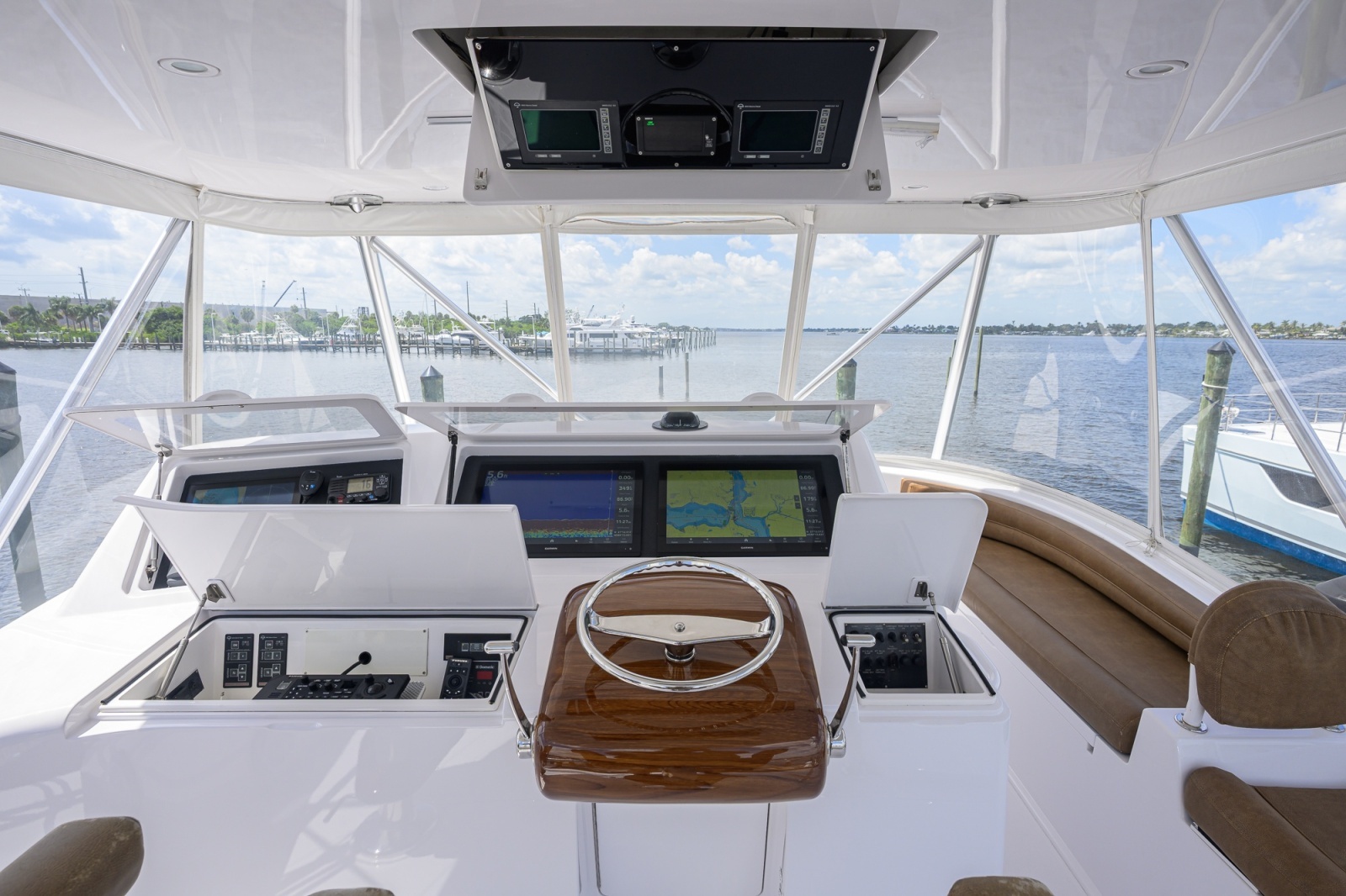 Viking 50 GETTIN' REEL -  Helm Station
