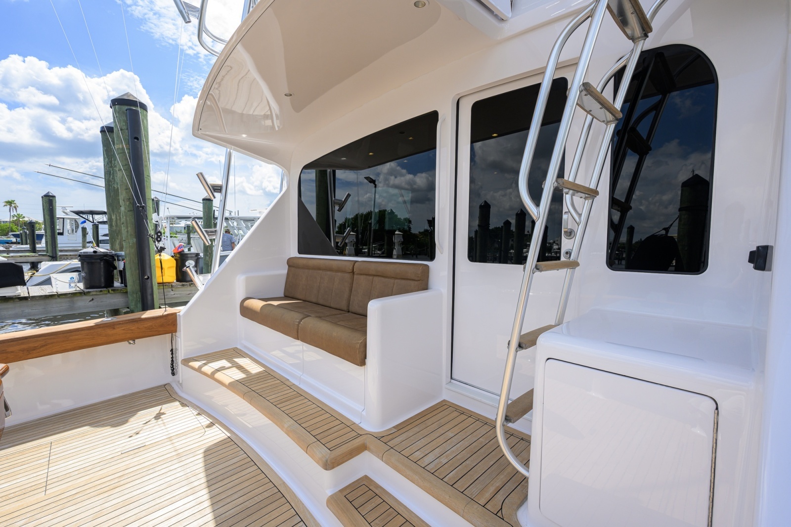 Viking 50 GETTIN' REEL - Cockpit