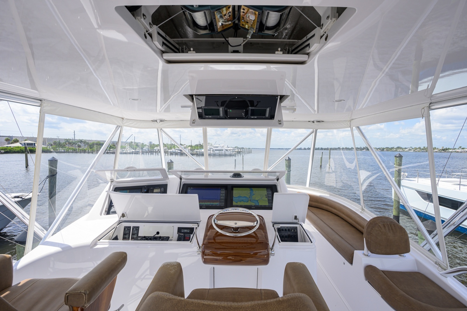 Viking 50 GETTIN' REEL -  Helm Station