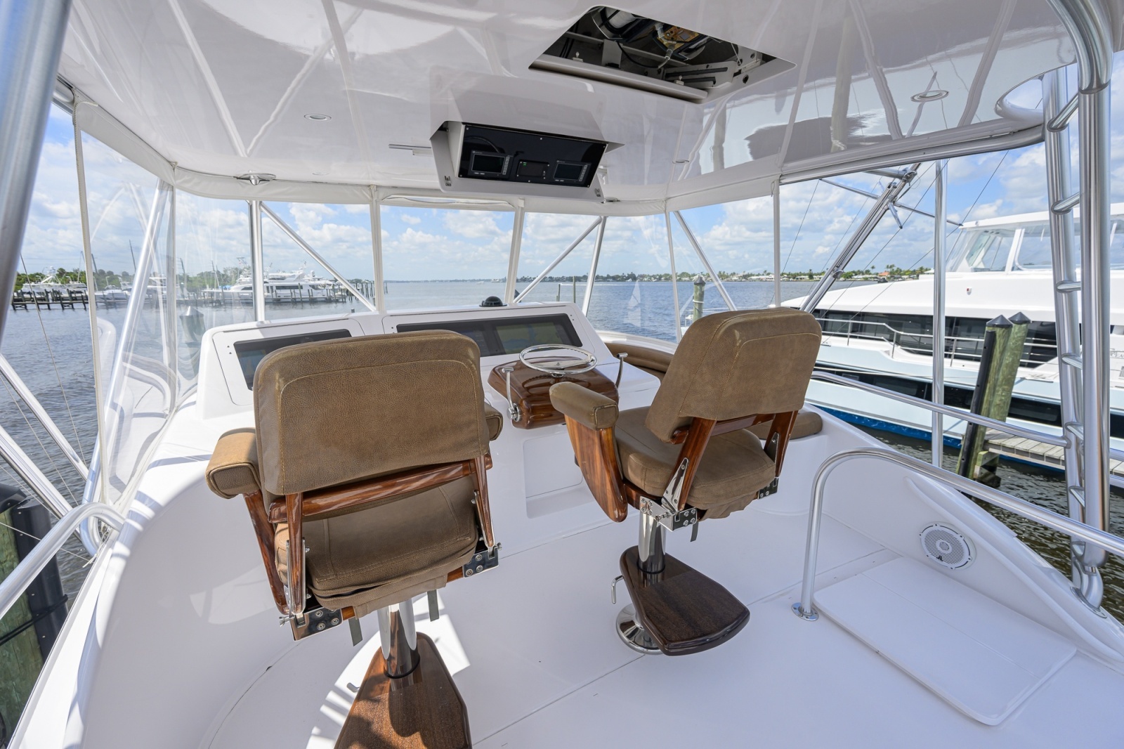 Viking 50 GETTIN' REEL - Flybridge Helm Seats