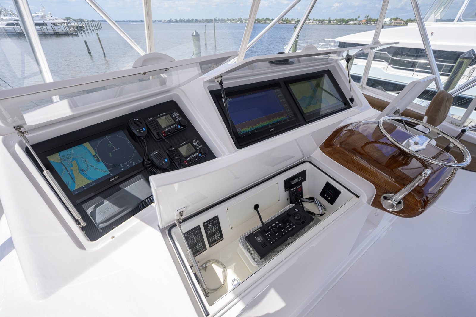 Viking 50 GETTIN' REEL - Flybridge Helm Station