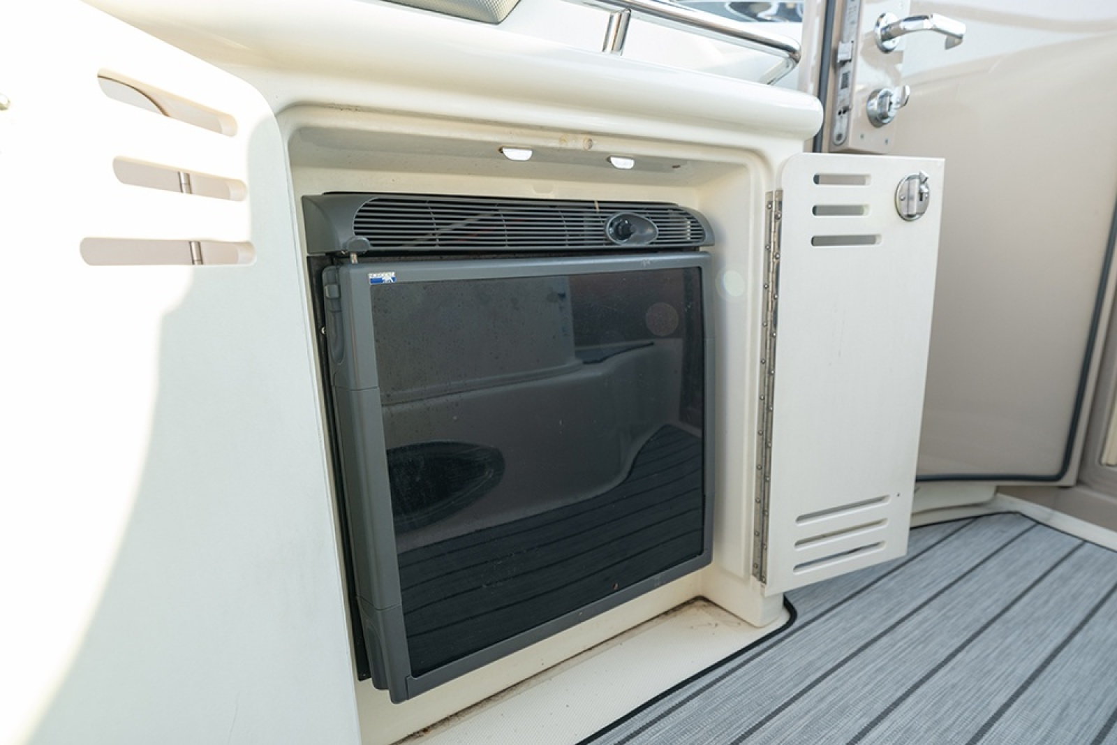 Cockpit refrigerator