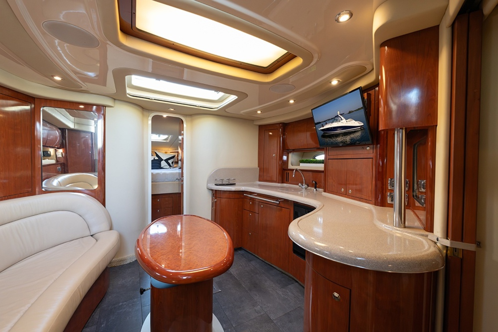 Salon/galley