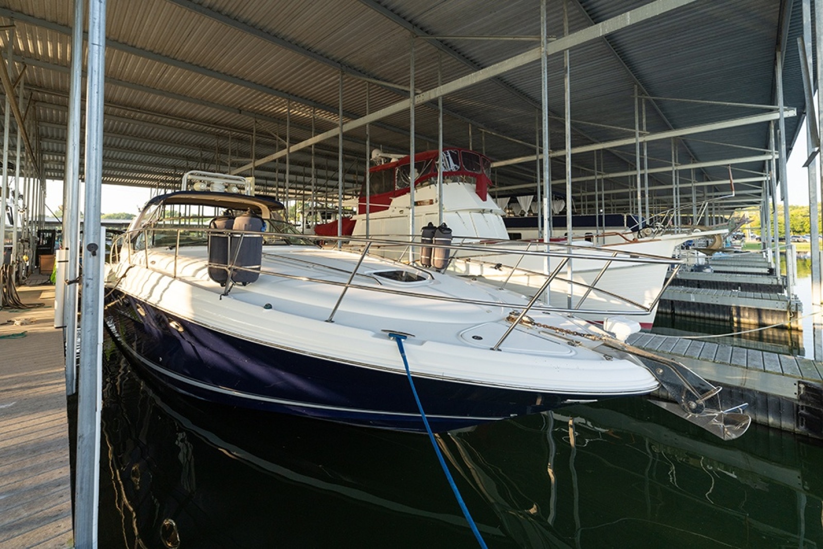 Stbd bow profile (in slip)