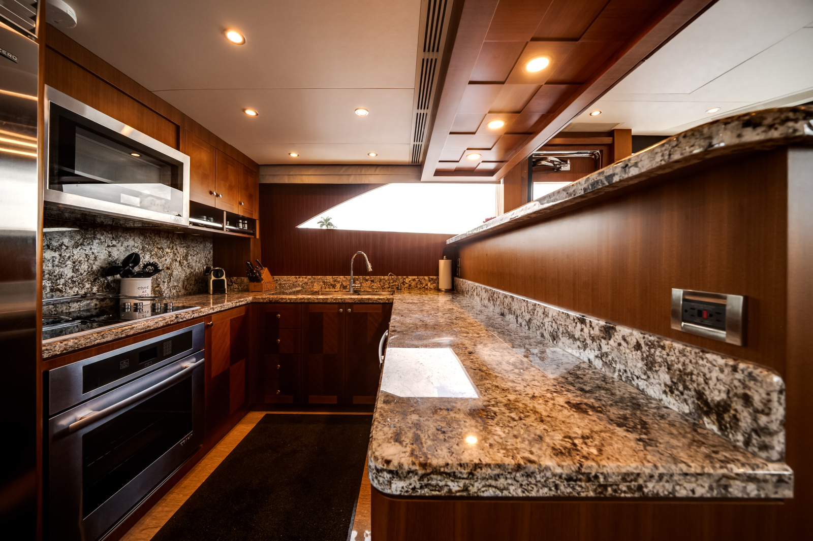 2016 Ocean Alexander 90 SKY LOUNGE