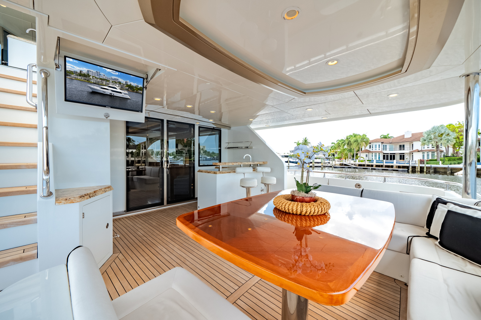2016 Ocean Alexander 90 SKY LOUNGE