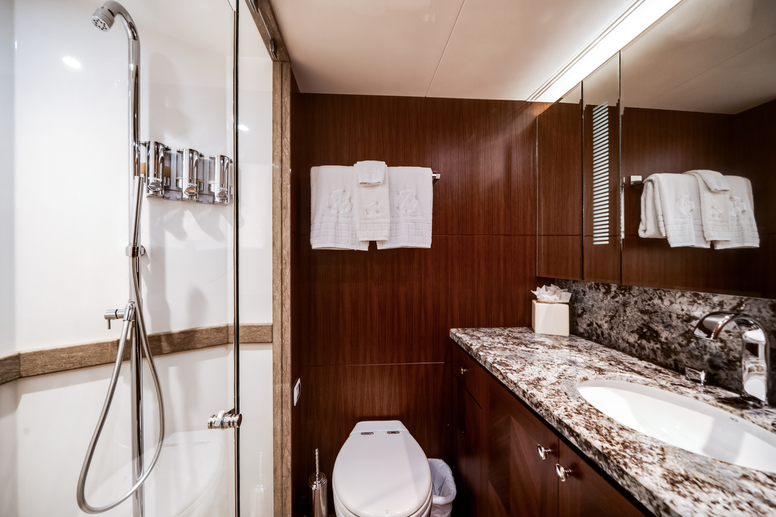 2016 Ocean Alexander 90 SKY LOUNGE