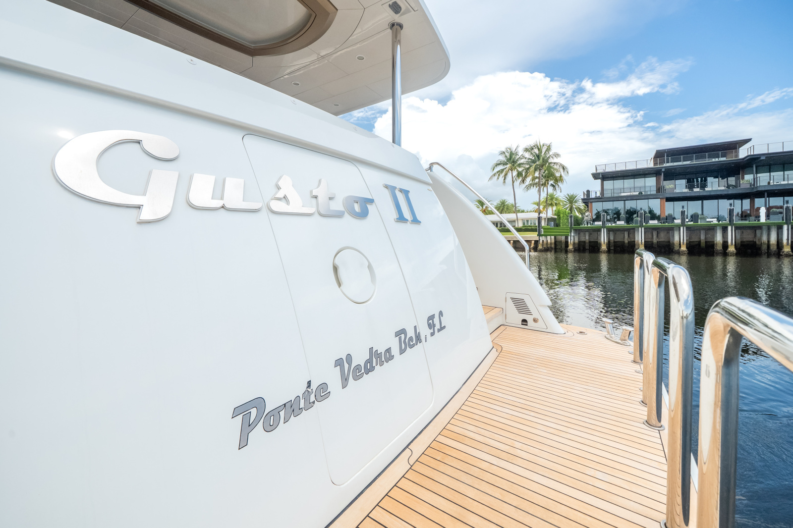 2016 Ocean Alexander 90 SKY LOUNGE