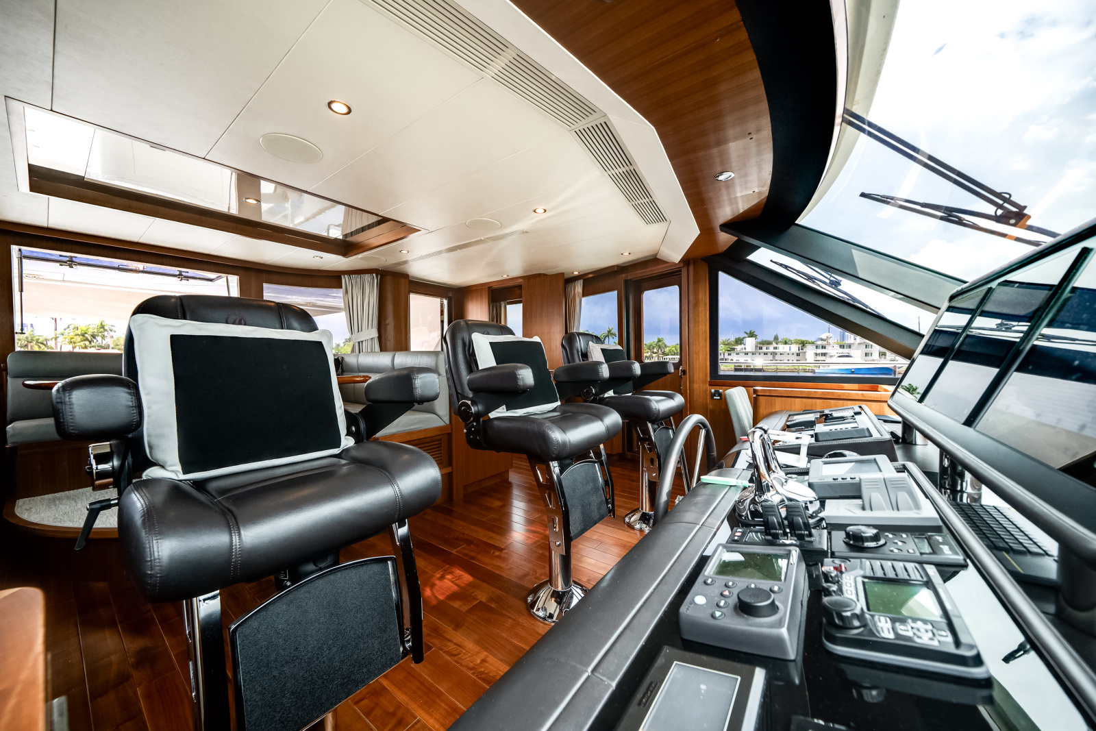 2016 Ocean Alexander 90 SKY LOUNGE