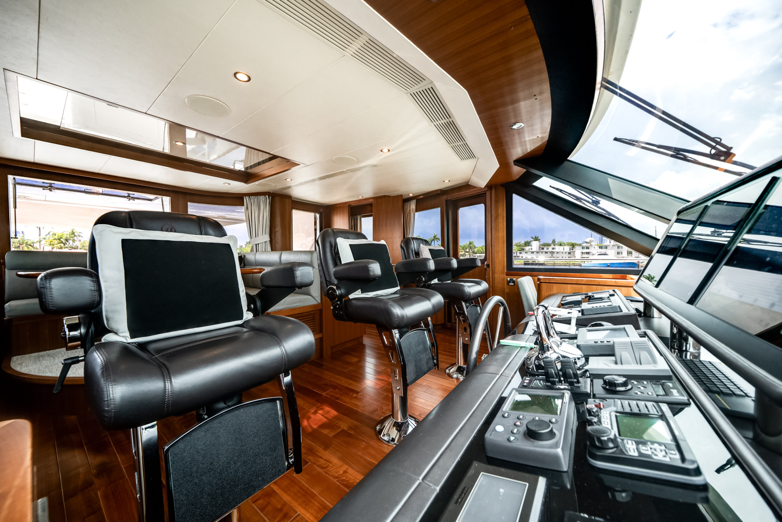 2016 Ocean Alexander 90 SKY LOUNGE