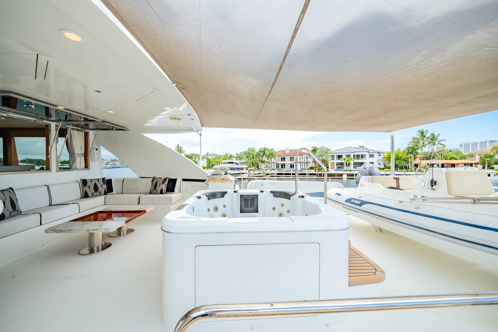 2016 Ocean Alexander 90 SKY LOUNGE