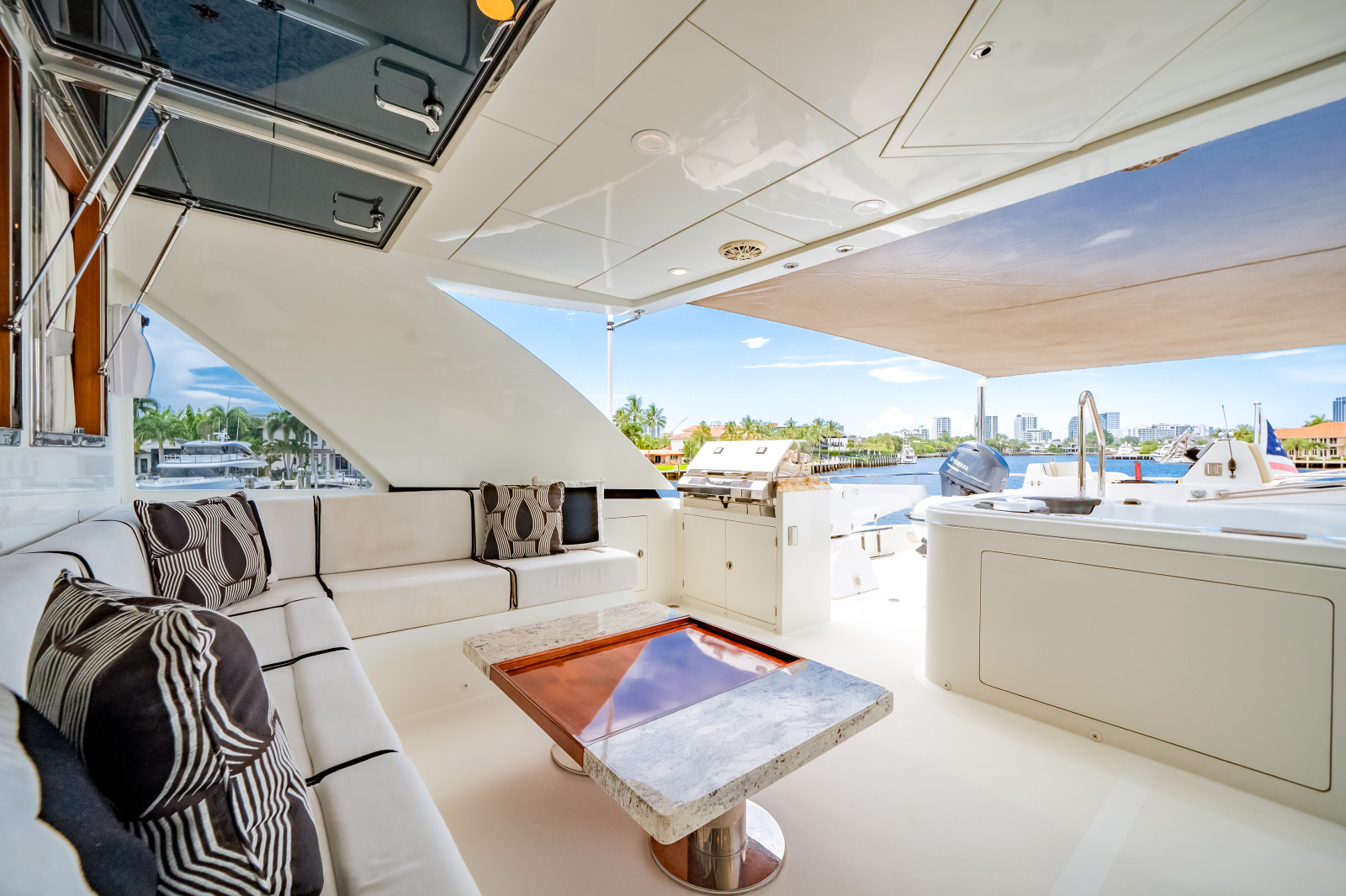 2016 Ocean Alexander 90 SKY LOUNGE