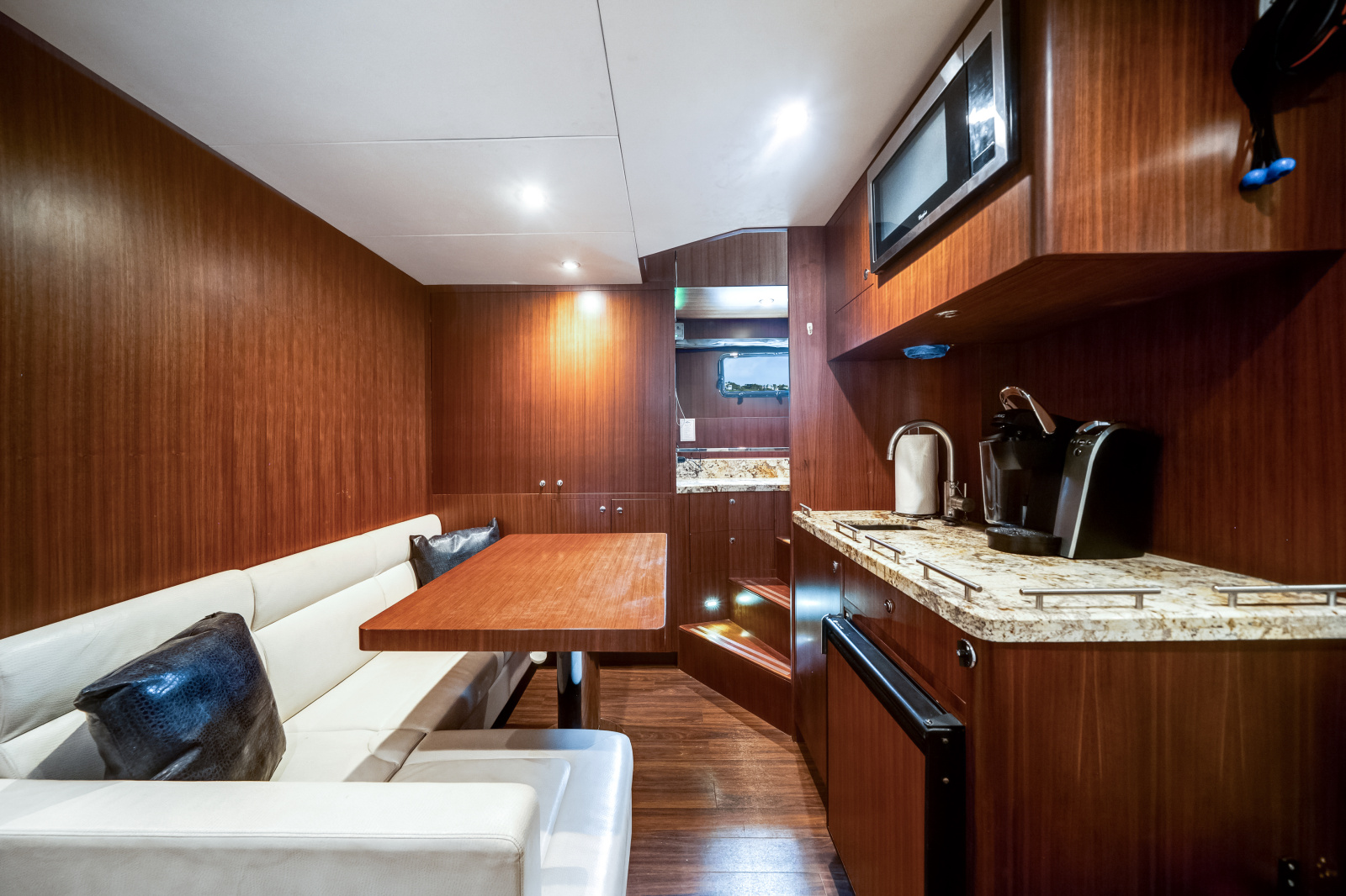 2016 Ocean Alexander 90 SKY LOUNGE