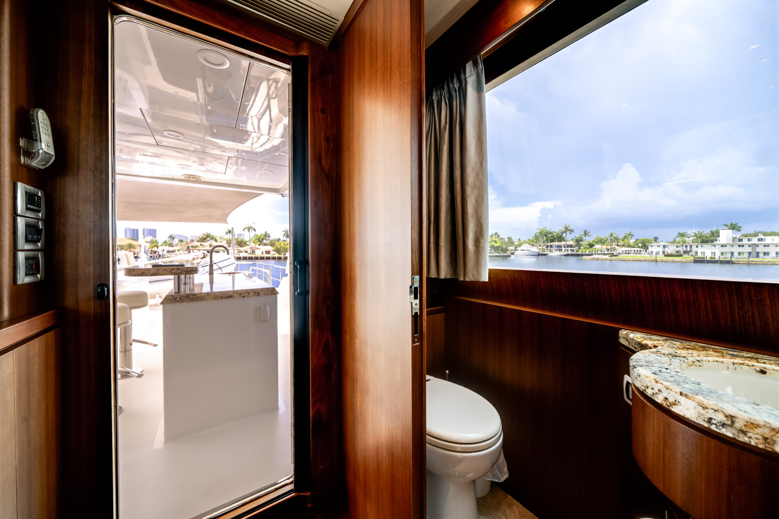 2016 Ocean Alexander 90 SKY LOUNGE