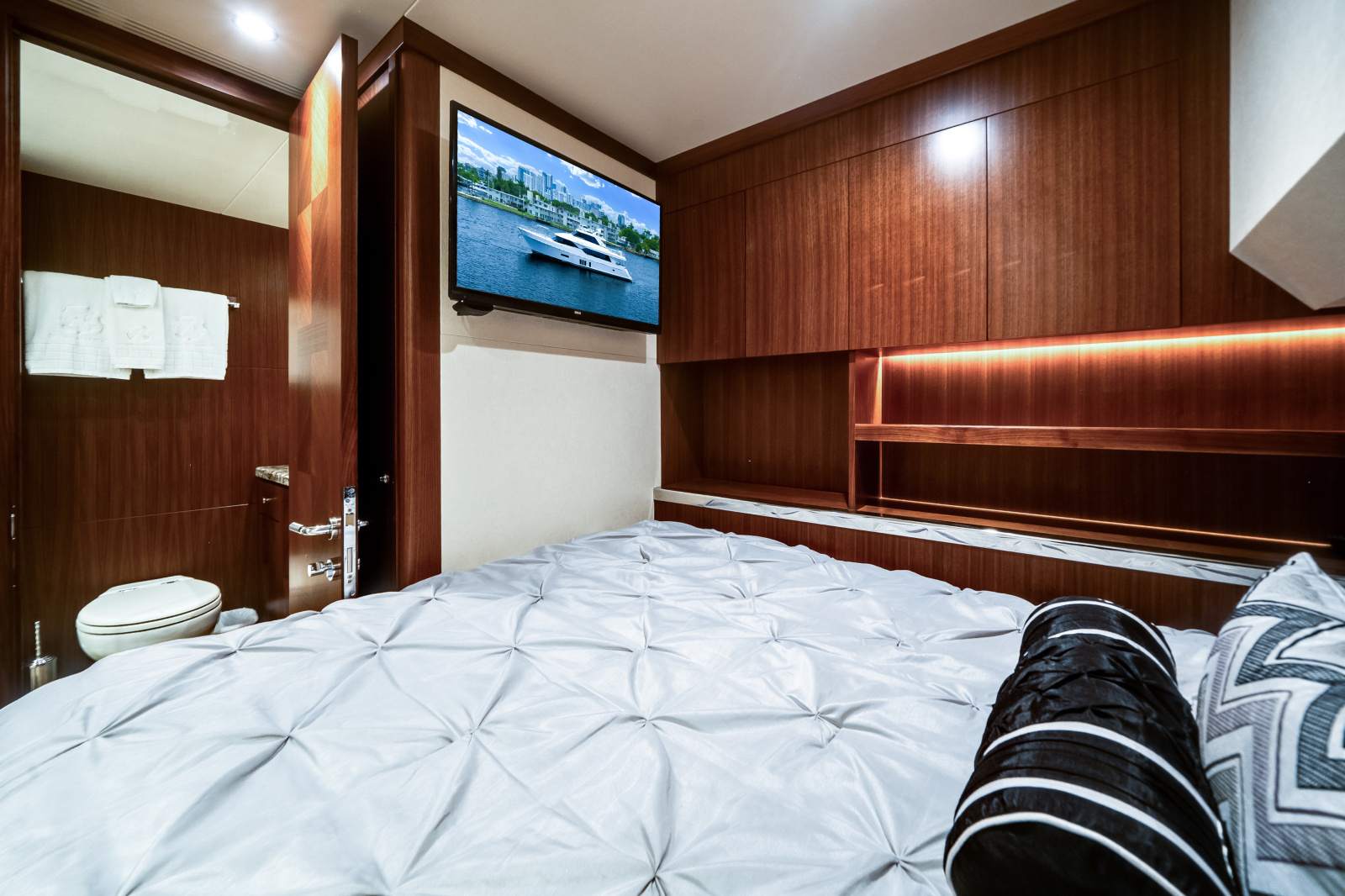 2016 Ocean Alexander 90 SKY LOUNGE