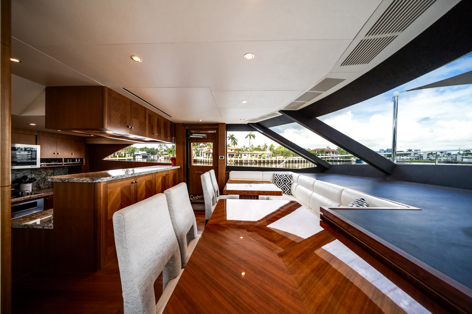 2016 Ocean Alexander 90 SKY LOUNGE