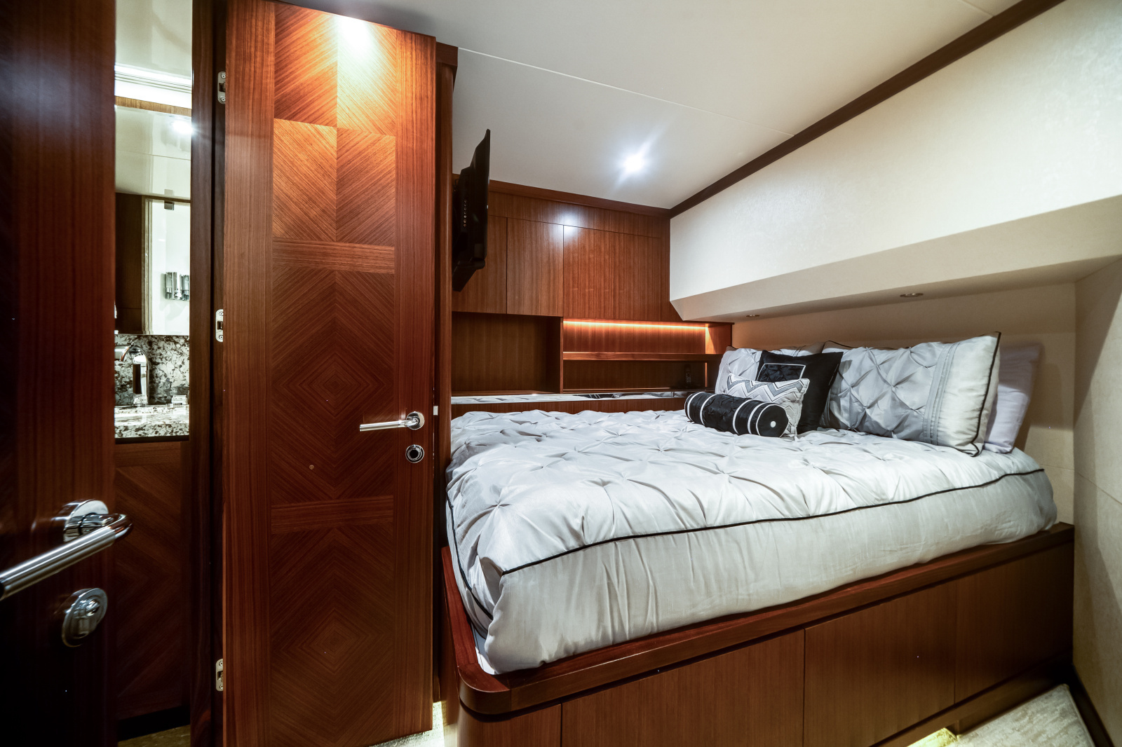 2016 Ocean Alexander 90 SKY LOUNGE