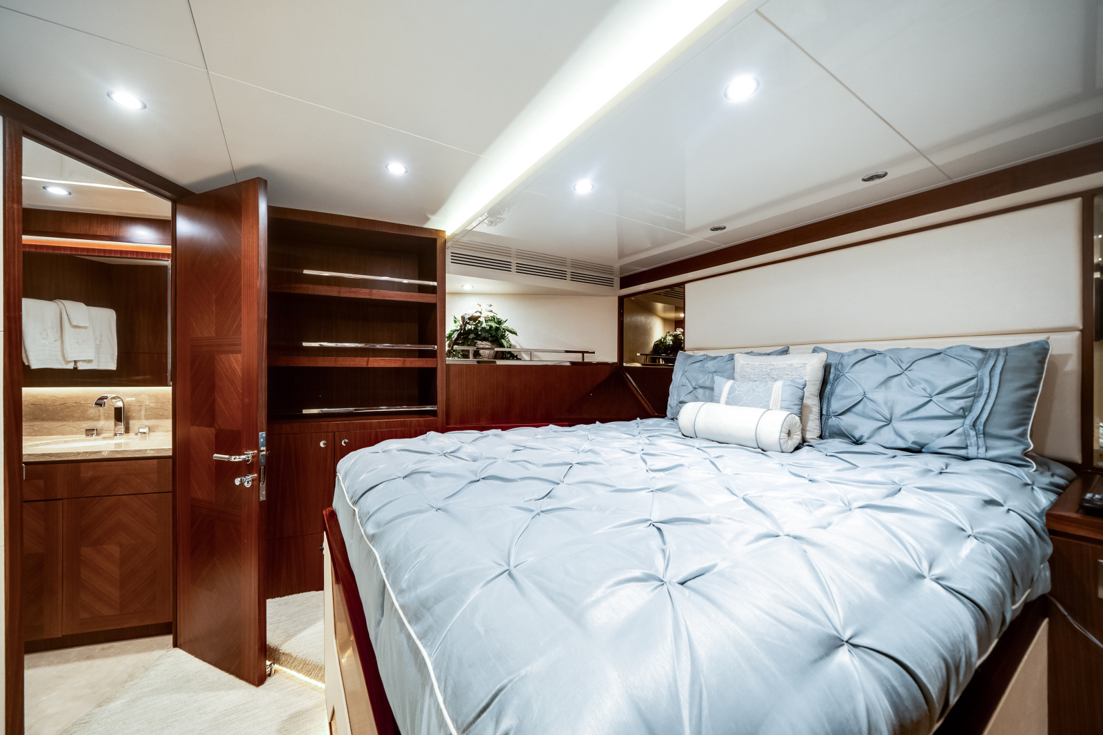 2016 Ocean Alexander 90 SKY LOUNGE