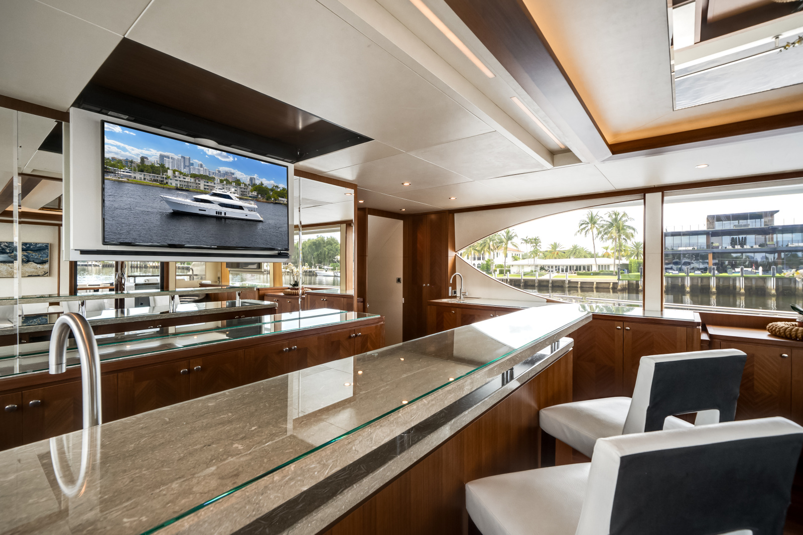 2016 Ocean Alexander 90 SKY LOUNGE