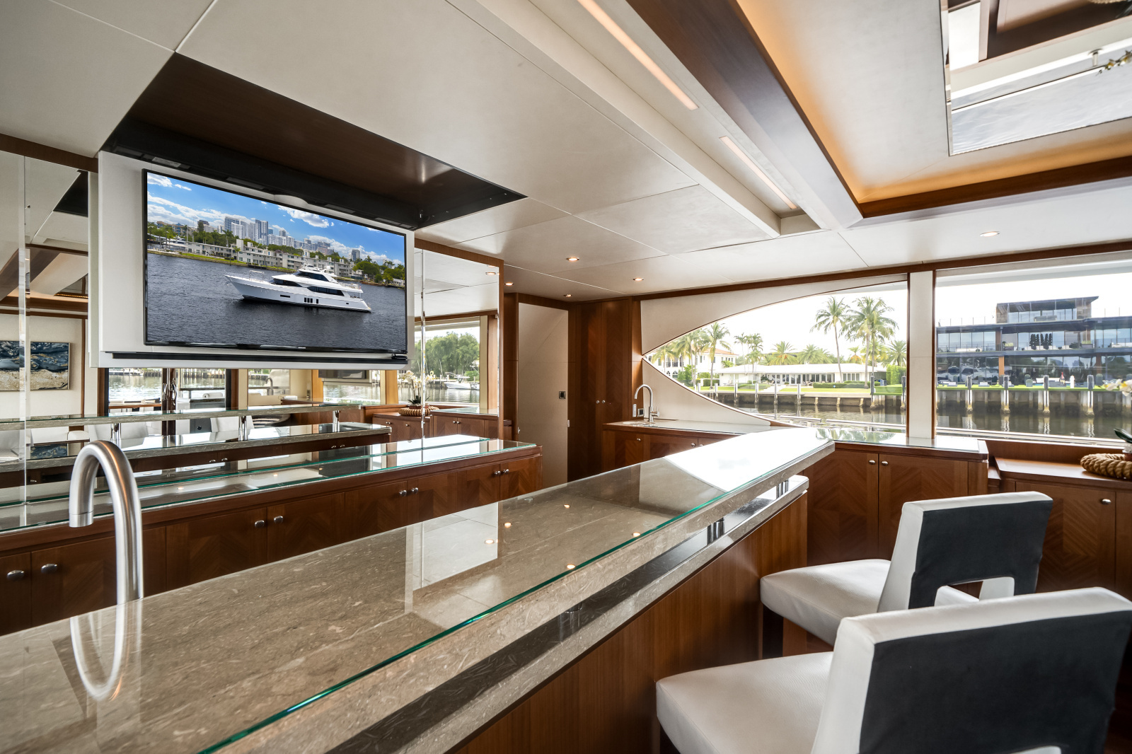 2016 Ocean Alexander 90 SKY LOUNGE