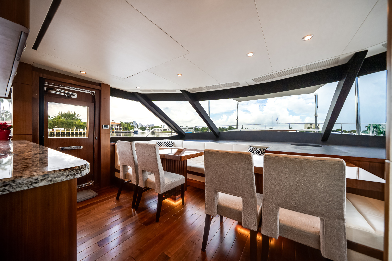 2016 Ocean Alexander 90 SKY LOUNGE