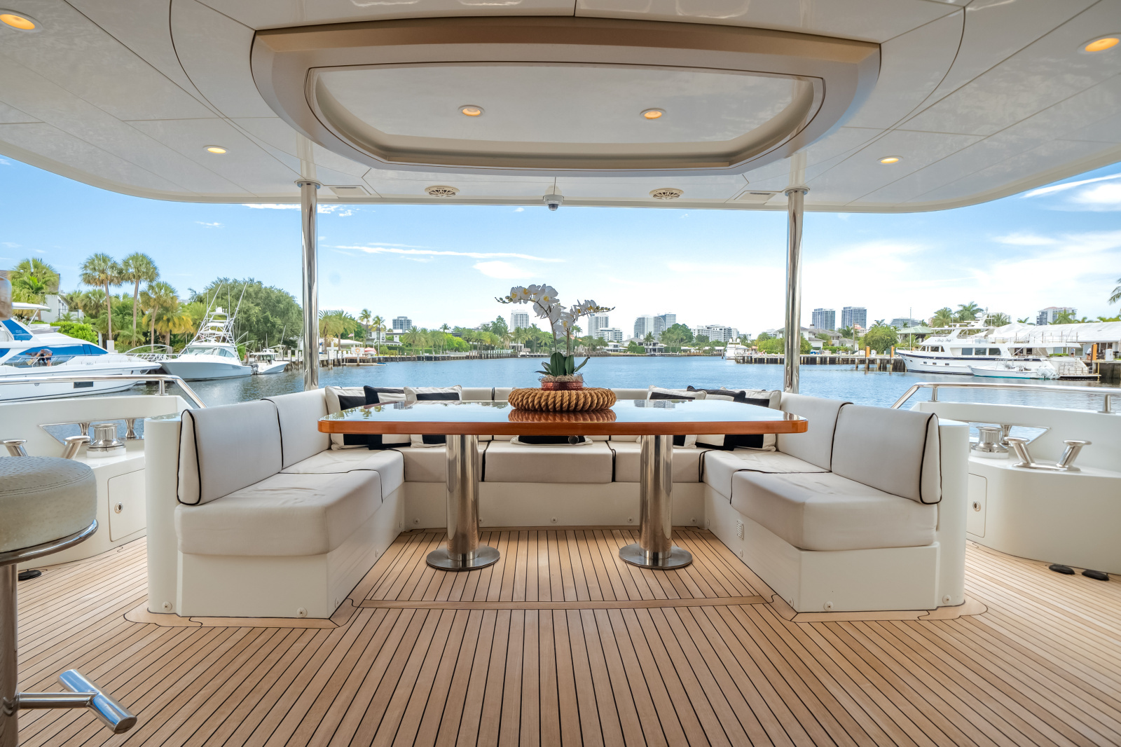 2016 Ocean Alexander 90 SKY LOUNGE
