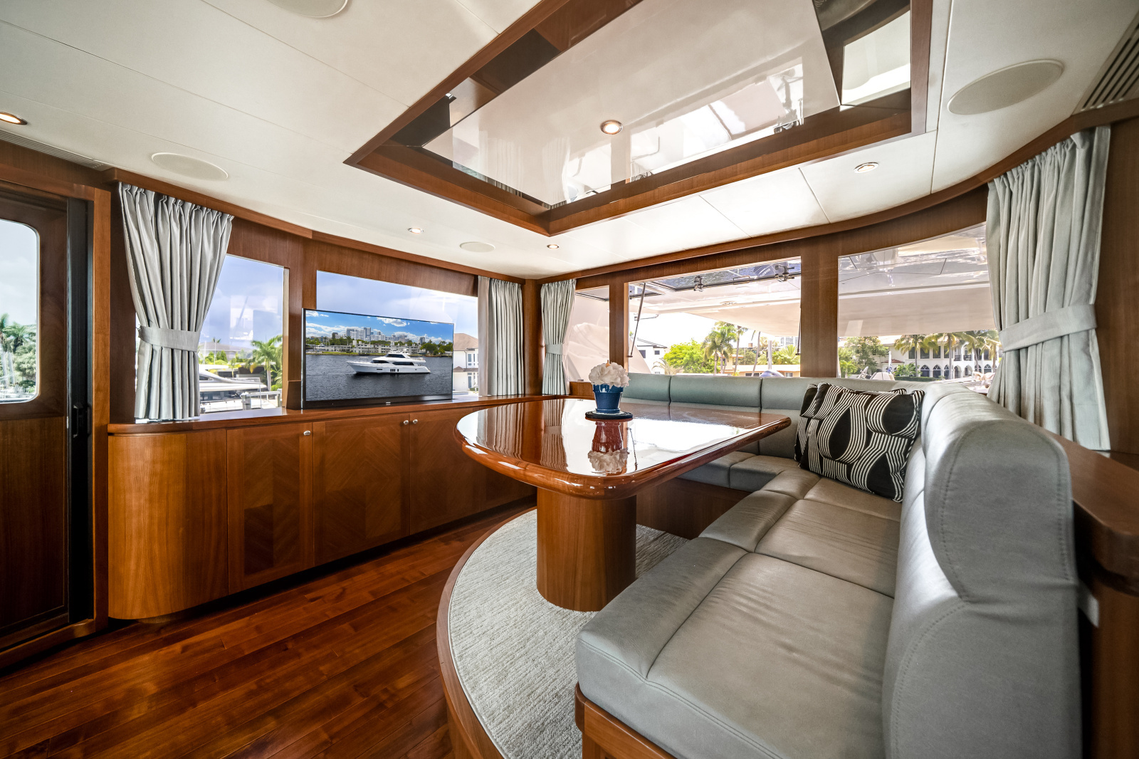 2016 Ocean Alexander 90 SKY LOUNGE