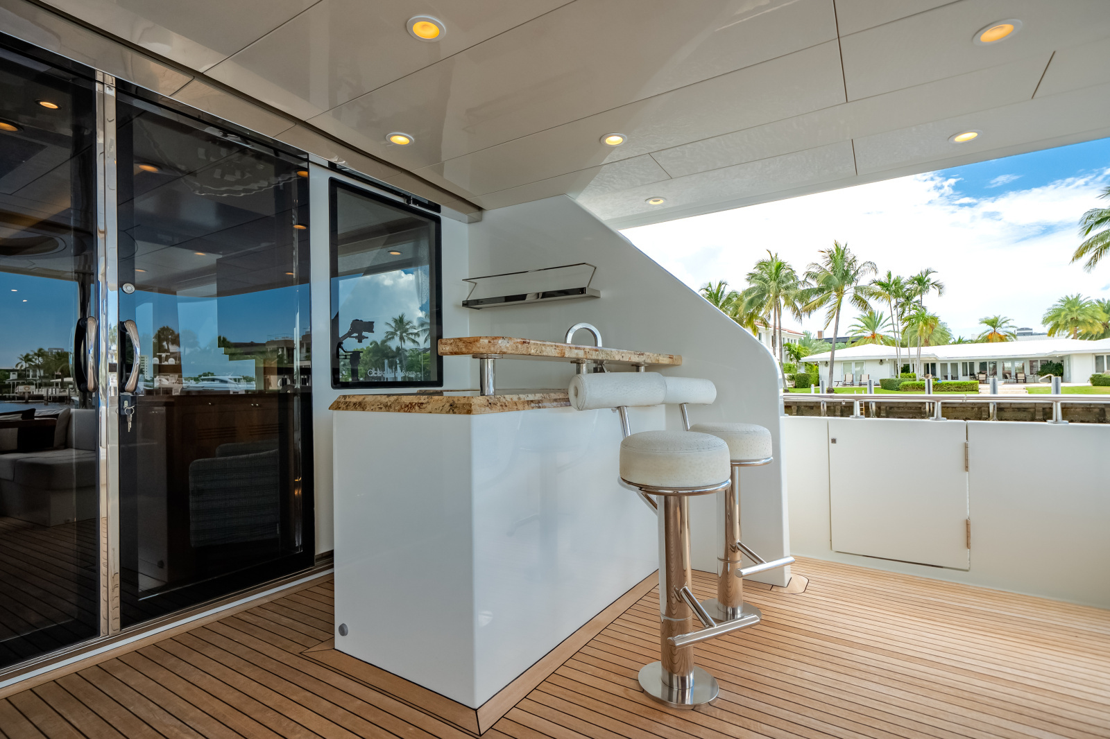 2016 Ocean Alexander 90 SKY LOUNGE