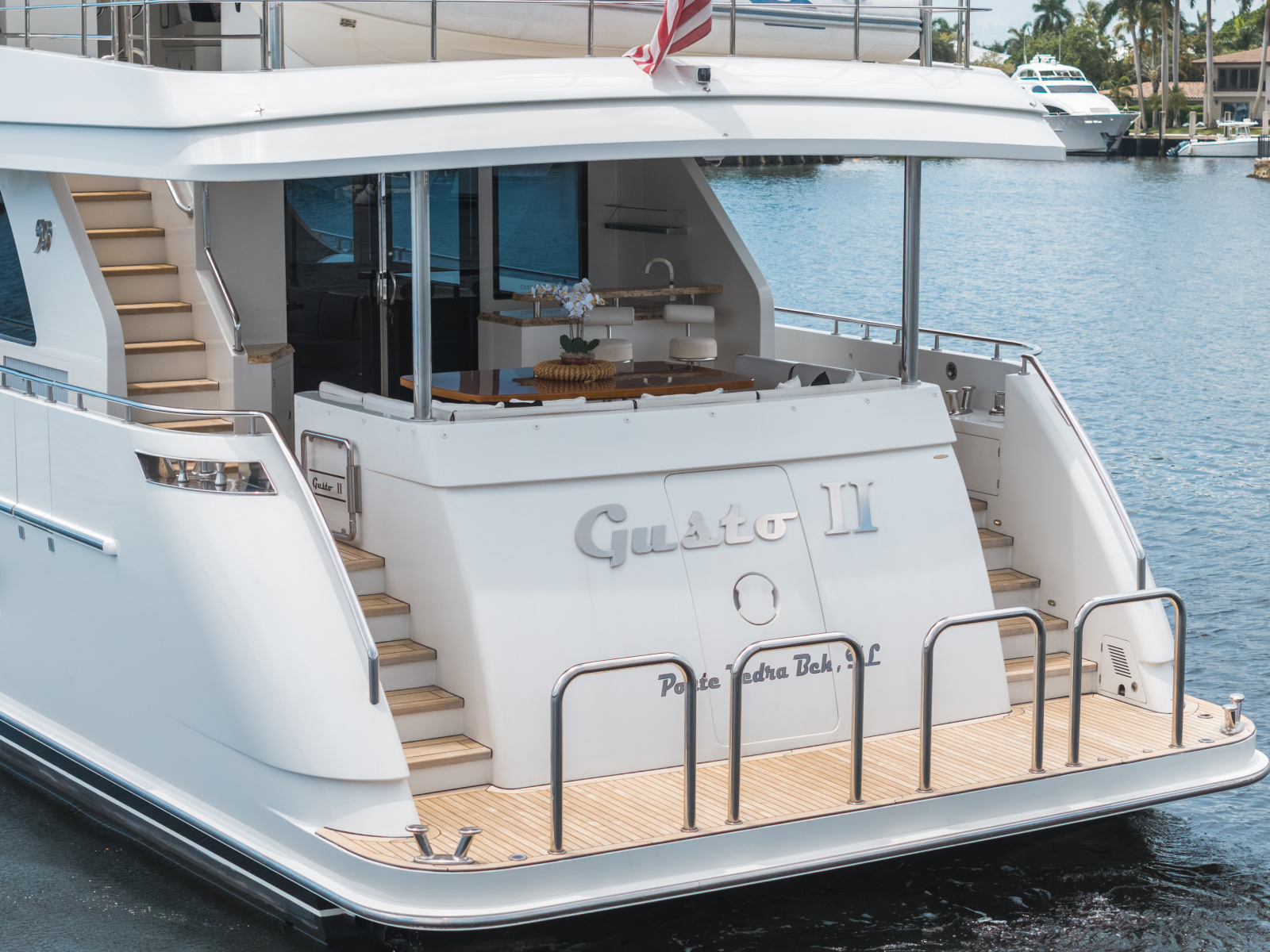 2016 Ocean Alexander 90 SKY LOUNGE