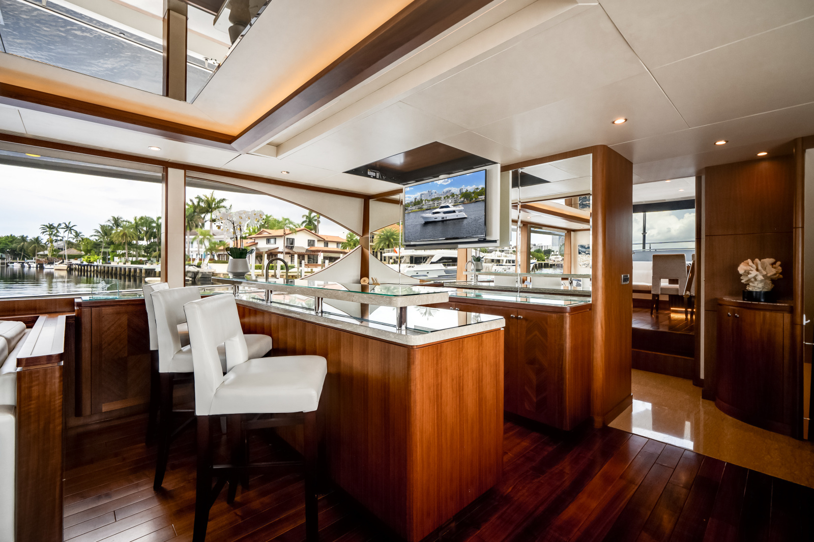 2016 Ocean Alexander 90 SKY LOUNGE