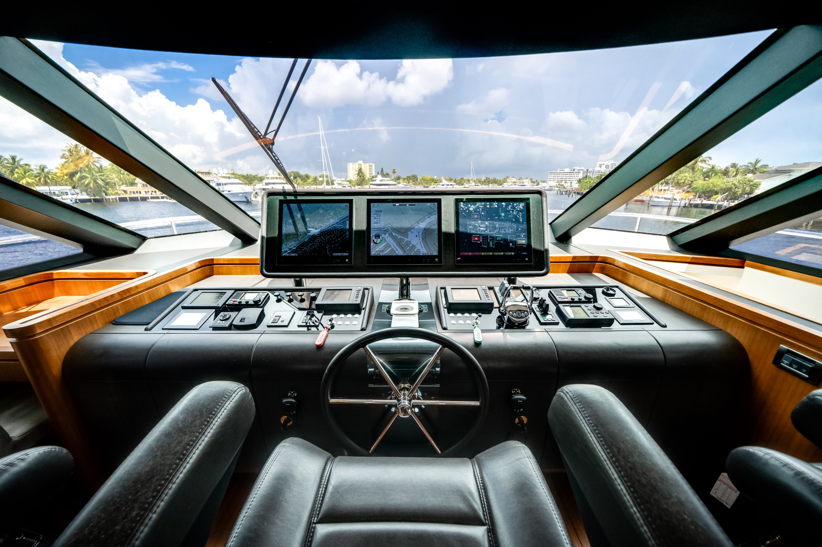 2016 Ocean Alexander 90 SKY LOUNGE