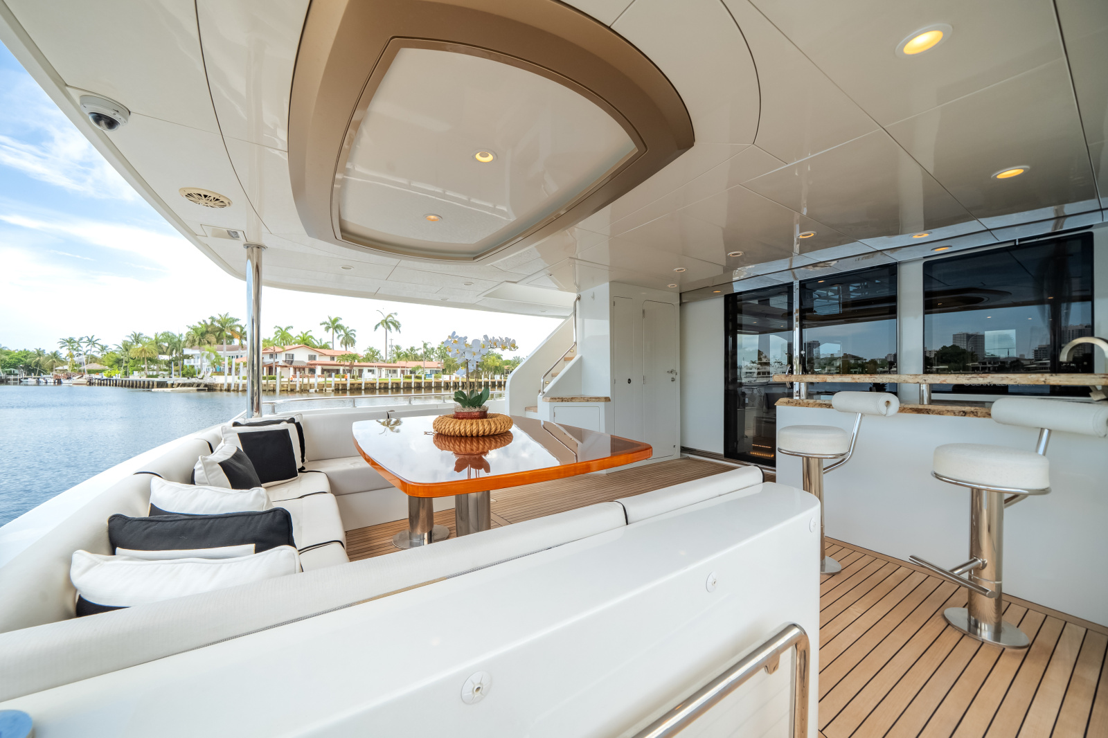 2016 Ocean Alexander 90 SKY LOUNGE