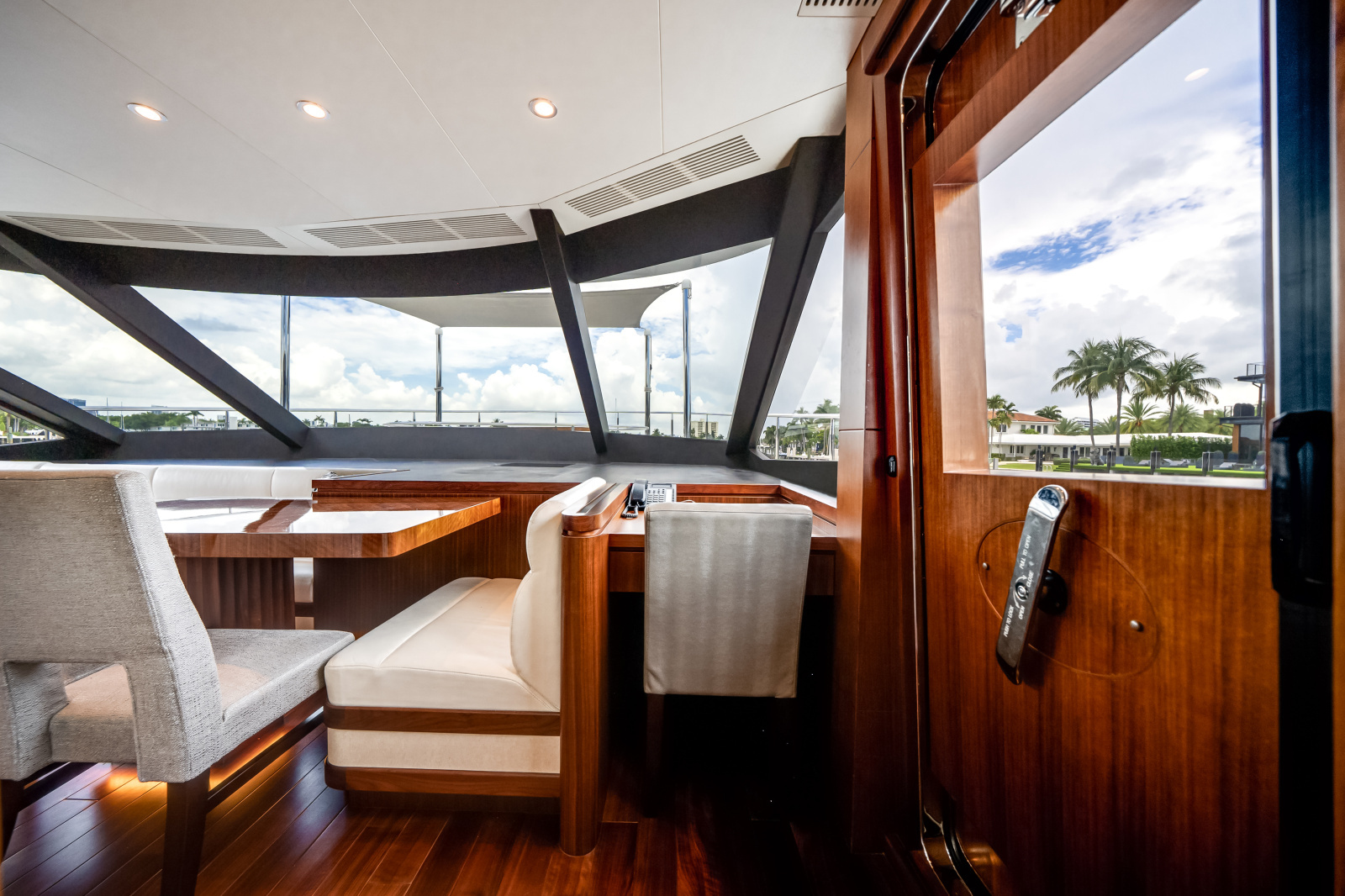 2016 Ocean Alexander 90 SKY LOUNGE