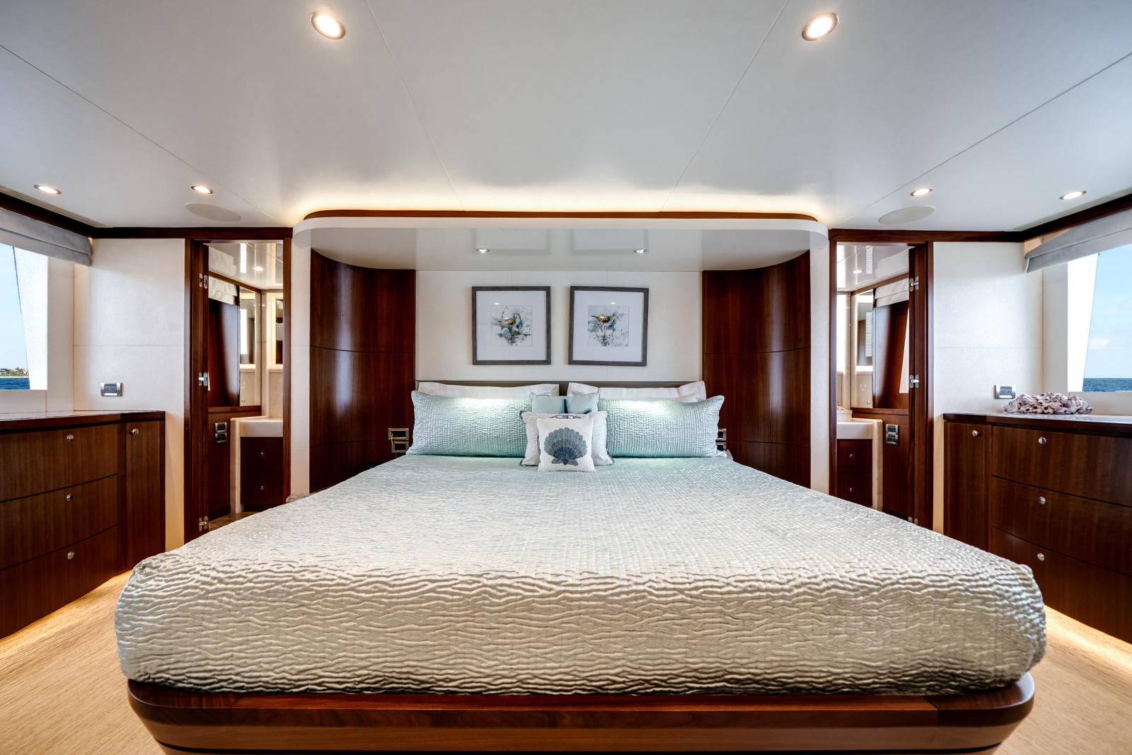 2016 Ocean Alexander 90 SKY LOUNGE