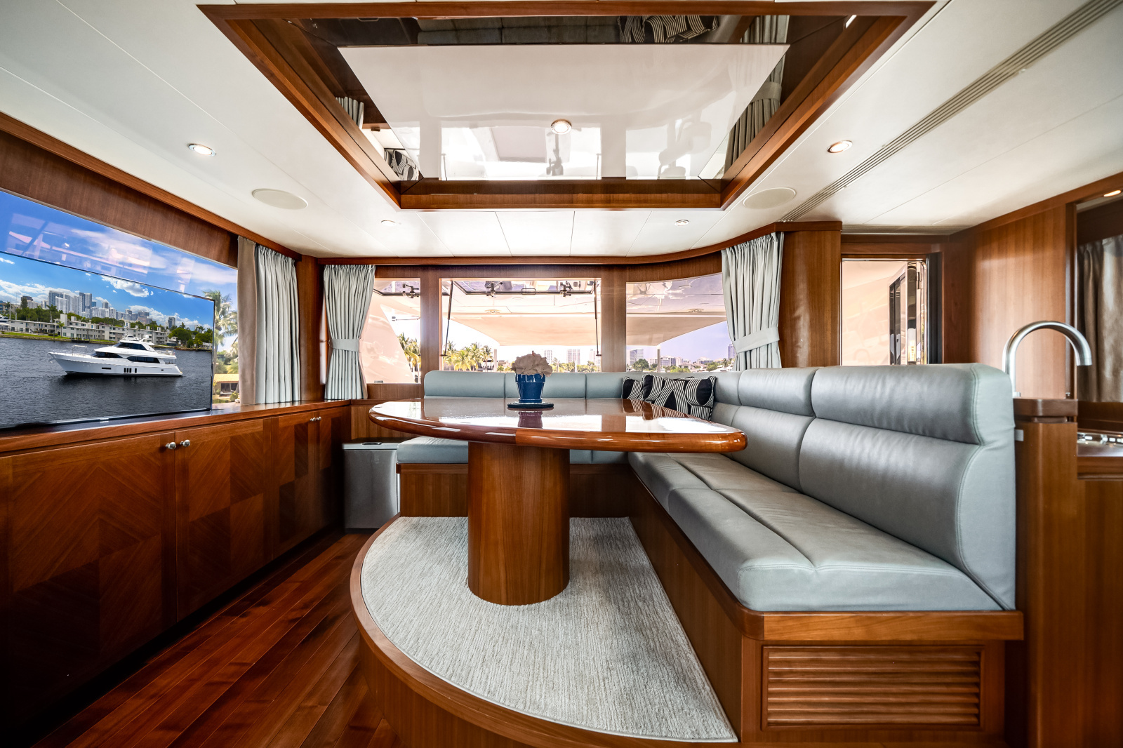 2016 Ocean Alexander 90 SKY LOUNGE