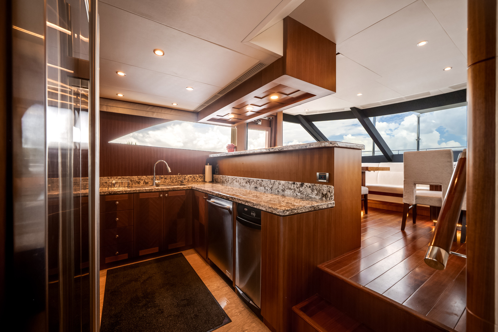 2016 Ocean Alexander 90 SKY LOUNGE