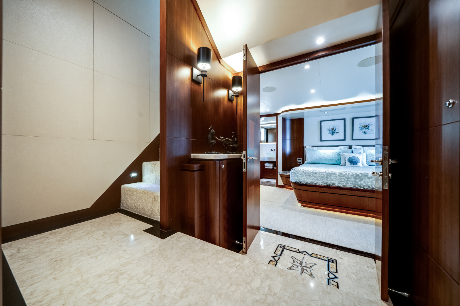 2016 Ocean Alexander 90 SKY LOUNGE