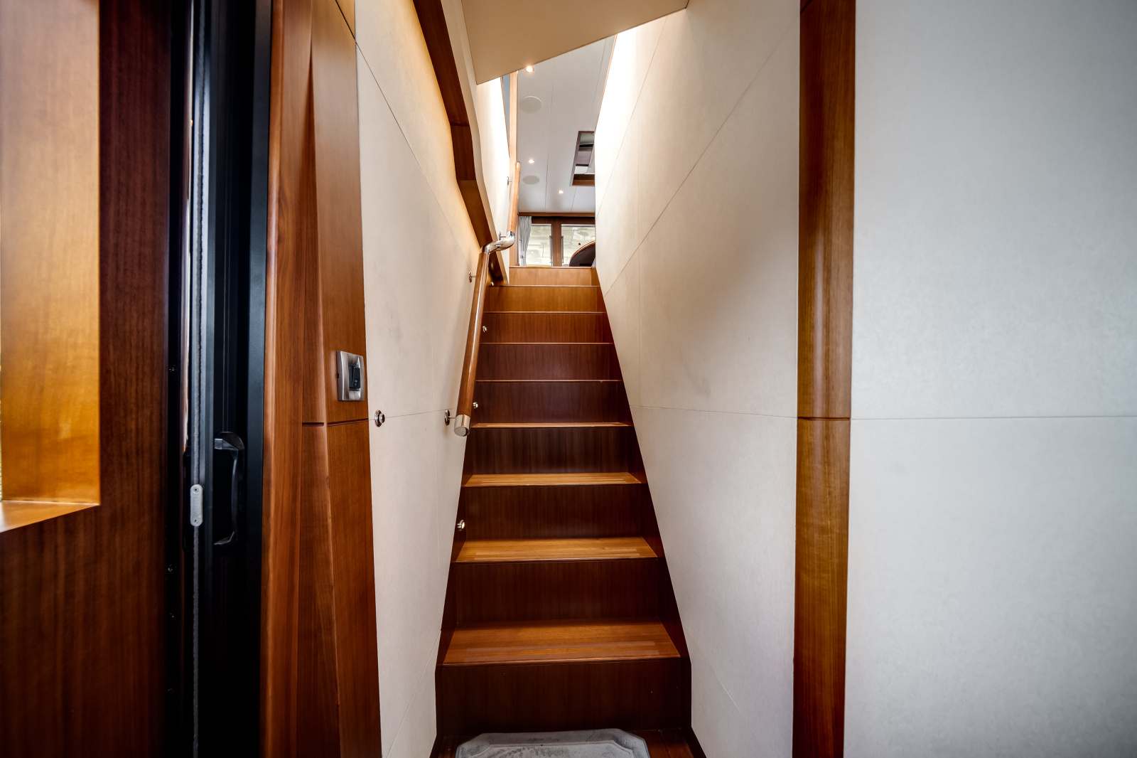 2016 Ocean Alexander 90 SKY LOUNGE